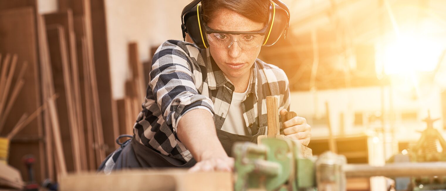 Young woman is training to be a carpenter in workshop while working with wood Schlagwort(e): woman, craftsman, artisan, female, carpenter, apprentice, apprenticeship, profession, lesson, working, carpenter, joiner, grind, wood, carpentry, wood processing, labor protection, goggles, wood construction, machine, header, workshop, woodworking, carpentry, work, construction, tool, worker, blue collar worker, woodworker, people, young, trade, trainee, internship, intern